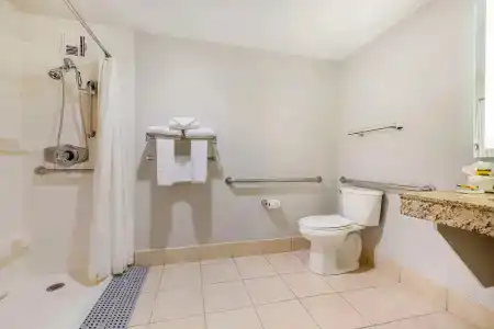 Best Western Plus Bayside Inn - 8
