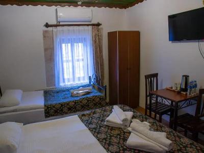 Caravanserai Cave - 200