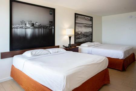 Super 8 by Wyndham Virginia Beach Oceanfront - 4
