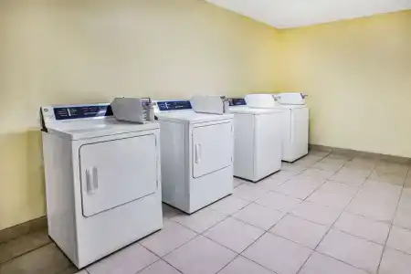 Days Inn & Suites by Wyndham Colonial - 15