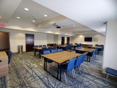 Holiday Inn Express & Suites West - 37