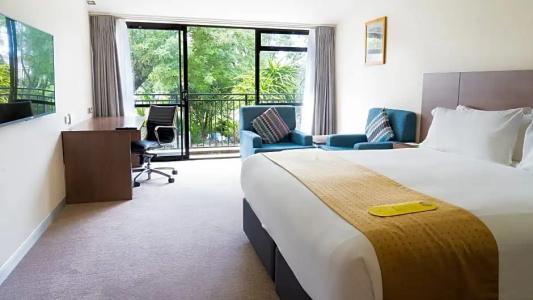 Holiday Inn Airport - 90