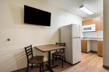 HomeTowne Studios by Red Roof Raleigh – - 36