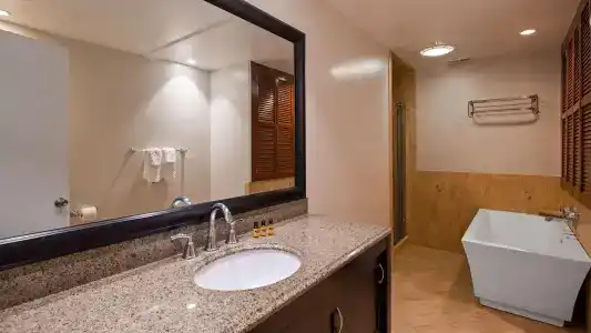 Best Western Plus Coastline Inn - 9