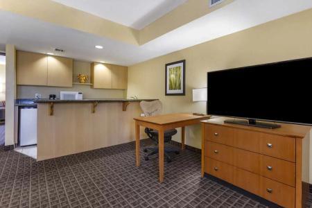 Best Western Plus Thunderbird Suites - 110