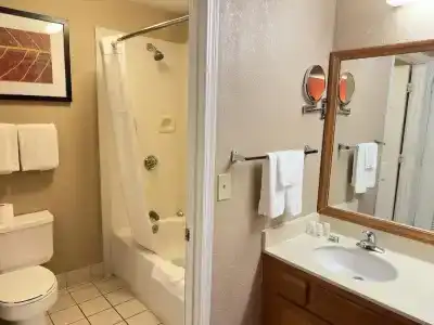 Hawthorn Suites East - 37