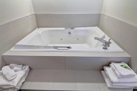 Rodeway Inn & Suites - 62