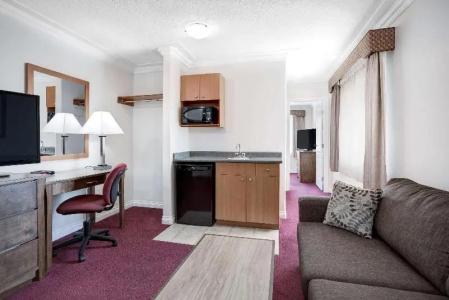 Elk Lake Inn & Suites - 49