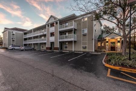 HomeTowne Studios by Red Roof Orlando - Casselberry - 27
