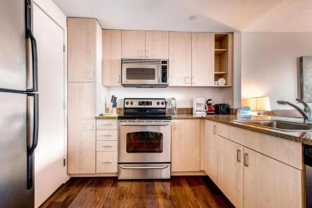 Global Luxury Suites Downtown - 24