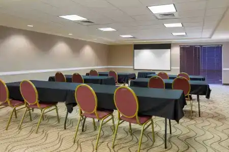 Comfort Suites Airport Convention Center - 20