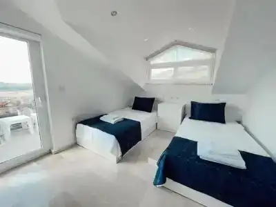 Bella Rose - 21