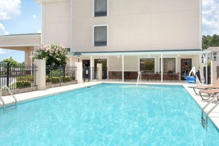 Baymont by Wyndham Riverwatch - 10