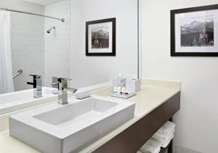Four Points by Sheraton & Suites West - 7