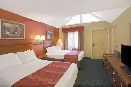 Super 8 by Wyndham Downtown at Convention Center - 4