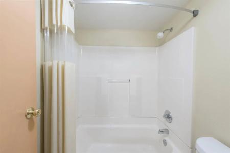 Red Roof Inn West - 7