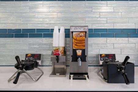 La Quinta Inn by Wyndham Indianapolis Airport Executive Dr - 11