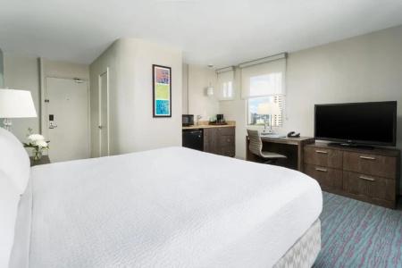 Courtyard by Marriott Waikiki Beach - 55