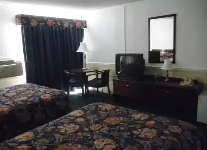 Yankee Clipper Inn - 8