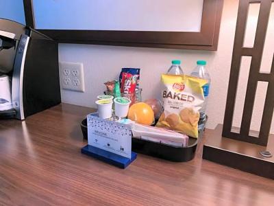 Hampton Inn & Suites - 81