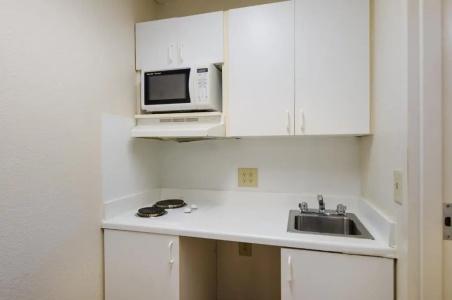 Hometowne Studios by Red Roof - University Pkwy - 24