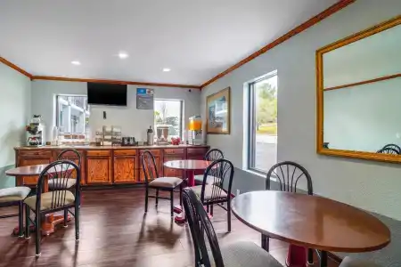 Rodeway Inn & Suites Fort Jackson - 12