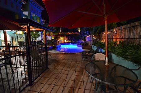 Le Cher Du Monde Adults Only - 18