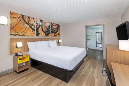 Days Inn by Wyndham North - 6