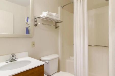 HomeTowne Studios by Red Roof Denver - Glendale/ Cherry Creek - 34