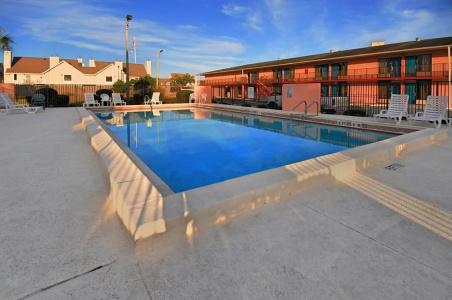 Super 6 Inn & Suites - 7
