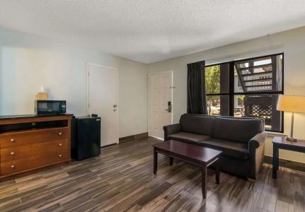 Econo Inn & Suites - 64