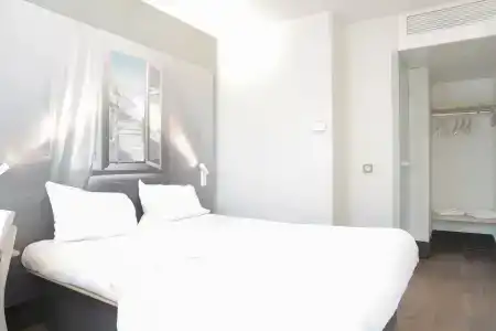 b&b hôTel Hyeres - 3