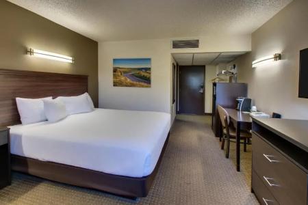 EverSpring Inn & Suites - 49