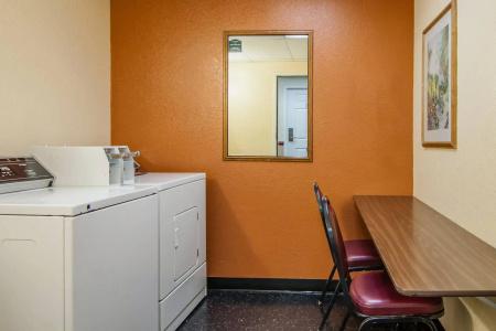 Quality Inn & Suites Airport - 28