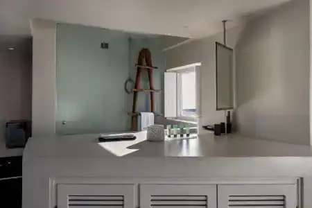 West East Suites - 82