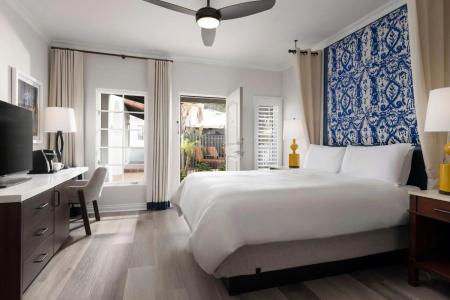 Triada, Autograph Collection - 25