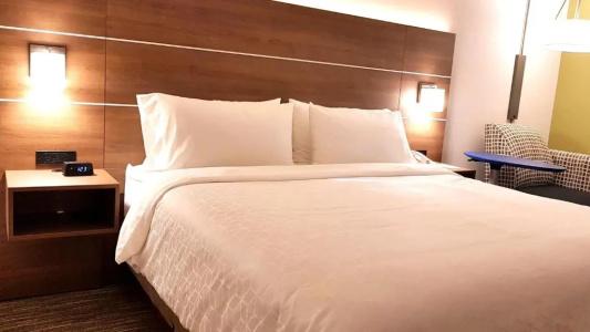 Holiday Inn Express and Suites, an IHG - 58
