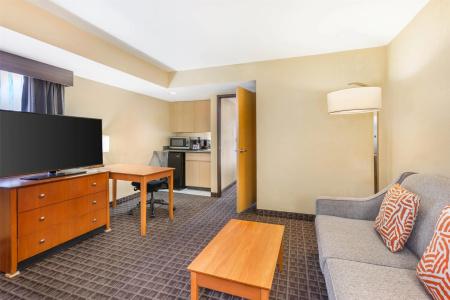 Best Western Plus Thunderbird Suites - 75