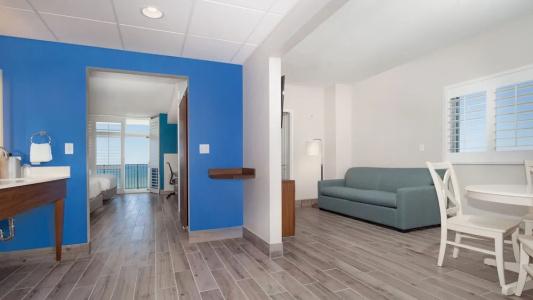 Holiday Inn Express & Suites Beach Beachfront by IHG - 115