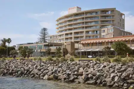 Rydges - 24