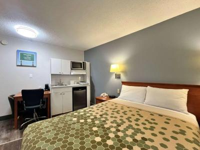 Econo Lodge Village - 4