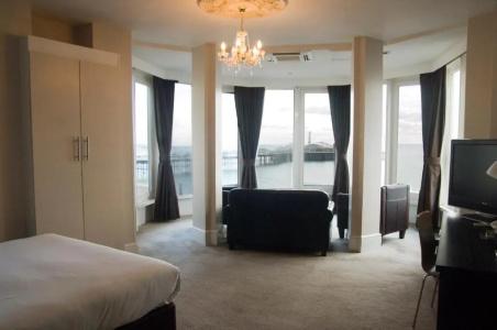 Queens & Spa - 103