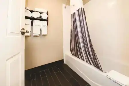 La Quinta Inn by Wyndham near Cedar Point - 54