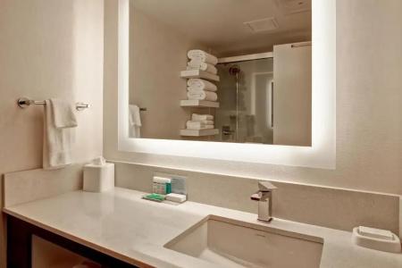 Hampton Inn & Suites by Hilton-Airport - 34