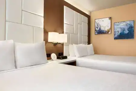 Wyndham Anaheim - 4