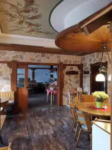 Oyer Hof - 16