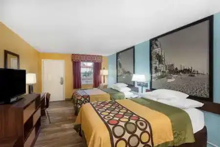 Super 8 by Wyndham Sarasota Area - 1