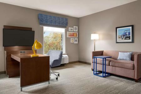 Hampton Inn & Suites West - 70