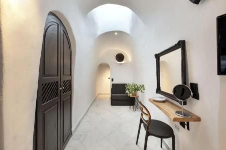 Pearl of Caldera Oia - Boutique by Pearl Collection - 38