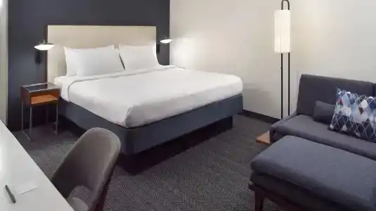 Courtyard by Marriott Broadway - 33